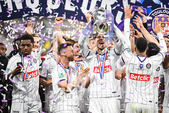 2023-04-29 - Team of Toulouse celebrates his victory with the trophy during the French Cup, Final football match between FC Nantes and Toulouse FC on April 29, 2023 at Stade de France in Saint-Denis near Paris, France - FOOTBALL - FRENCH CUP - FINAL - NANTES V TOULOUSE - FRENCH CUP - SOCCER