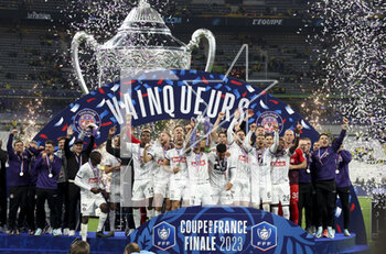 2023-04-29 - Captain Brecht Dejaegere of Toulouse celebrate with teammates during the trophy ceremony following the French Cup Final 2023 football match between FC Nantes and Toulouse FC (TFC, Tefece) on April 29, 2023 at Stade de France in Saint-Denis near Paris, France - FOOTBALL - FRENCH CUP - FINAL - NANTES V TOULOUSE - FRENCH CUP - SOCCER
