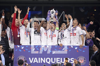 2023-04-29 - Captain Brecht Dejaegere of Toulouse celebrate with teammates during the trophy ceremony following the French Cup Final 2023 football match between FC Nantes and Toulouse FC (TFC, Tefece) on April 29, 2023 at Stade de France in Saint-Denis near Paris, France - FOOTBALL - FRENCH CUP - FINAL - NANTES V TOULOUSE - FRENCH CUP - SOCCER