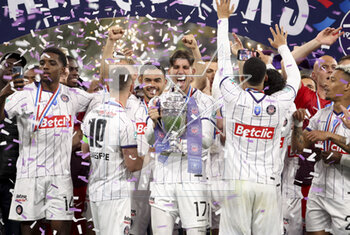2023-04-29 - Stijn Spierings of Toulouse celebrates with teammates during the trophy ceremony following the French Cup Final 2023 football match between FC Nantes and Toulouse FC (TFC, Tefece) on April 29, 2023 at Stade de France in Saint-Denis near Paris, France - FOOTBALL - FRENCH CUP - FINAL - NANTES V TOULOUSE - FRENCH CUP - SOCCER