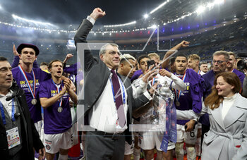 2023-04-29 - President of Toulouse FC Damien Comolli celebrates the victory following the French Cup Final 2023 football match between FC Nantes and Toulouse FC (TFC, Tefece) on April 29, 2023 at Stade de France in Saint-Denis near Paris, France - FOOTBALL - FRENCH CUP - FINAL - NANTES V TOULOUSE - FRENCH CUP - SOCCER