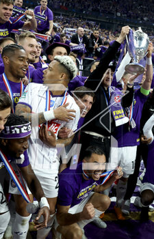 2023-04-29 - Coach of Toulouse FC Philippe Montanier and his players celebrate the victory following the French Cup Final 2023 football match between FC Nantes and Toulouse FC (TFC, Tefece) on April 29, 2023 at Stade de France in Saint-Denis near Paris, France - FOOTBALL - FRENCH CUP - FINAL - NANTES V TOULOUSE - FRENCH CUP - SOCCER