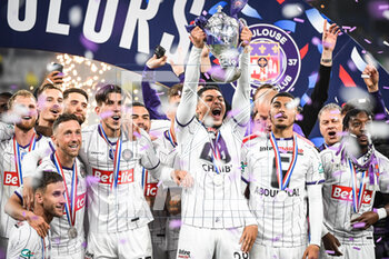 2023-04-29 - Team of Toulouse celebrates his victory with the trophy during the French Cup, Final football match between FC Nantes and Toulouse FC on April 29, 2023 at Stade de France in Saint-Denis near Paris, France - FOOTBALL - FRENCH CUP - FINAL - NANTES V TOULOUSE - FRENCH CUP - SOCCER