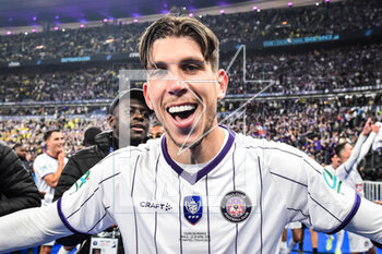 2023-04-29 - Stijn SPIERINGS of Toulouse celebrates the victory during the French Cup, Final football match between FC Nantes and Toulouse FC on April 29, 2023 at Stade de France in Saint-Denis near Paris, France - FOOTBALL - FRENCH CUP - FINAL - NANTES V TOULOUSE - FRENCH CUP - SOCCER