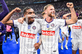 2023-04-29 - Ado ONAIWU of Toulouse and Mikkel DESLER of Toulouse celebrate the victory during the French Cup, Final football match between FC Nantes and Toulouse FC on April 29, 2023 at Stade de France in Saint-Denis near Paris, France - FOOTBALL - FRENCH CUP - FINAL - NANTES V TOULOUSE - FRENCH CUP - SOCCER