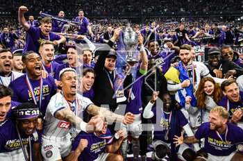 2023-04-29 - Team of Toulouse and Philippe MONTANIER of Toulouse celebrate his victory with the trophy during the French Cup, Final football match between FC Nantes and Toulouse FC on April 29, 2023 at Stade de France in Saint-Denis near Paris, France - FOOTBALL - FRENCH CUP - FINAL - NANTES V TOULOUSE - FRENCH CUP - SOCCER