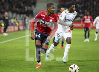 02/01/2023 - Alexsandro Ribeiro of Lille, Marshall Munetsi of Reims during the French championship Ligue 1 football match between LOSC Lille (LOSC) and Stade de Reims on January 2, 2023 at Stade Pierre Mauroy in Villeneuve-d'Ascq near Lille, France - FOOTBALL - FRENCH CHAMP - LILLE V REIMS - FRENCH LIGUE 1 - CALCIO