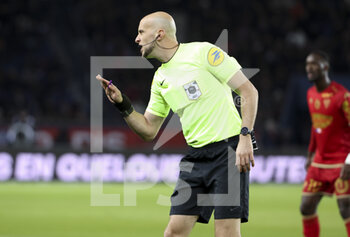 2023-01-11 - Referee Eric Wattellier during the French championship Ligue 1 football match between Paris Saint-Germain (PSG) and SCO Angers on January 11, 2023 at Parc des Princes stadium in Paris, France - FOOTBALL - FRENCH CHAMP - PARIS SG V ANGERS - FRENCH LIGUE 1 - SOCCER