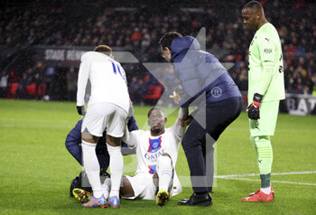 2023-01-15 - Injured Nordi Mukiele of PSG, Rennes goalkeeper Steve Mandanda during the French championship Ligue 1 football match between Stade Rennais and Paris Saint-Germain on January 15, 2023 at Roazhon Park in Rennes, France - FOOTBALL - FRENCH CHAMP - RENNES V PARIS SG - FRENCH LIGUE 1 - SOCCER