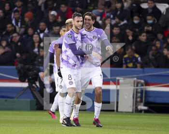 2023-02-04 - Branco Van Den Boomen of Toulouse celebrates his goal with Stijn Spierings during the French championship Ligue 1 football match between Paris Saint-Germain (PSG) and Toulouse FC (TFC, Tefece) on February 4, 2023 at Parc des Princes stadium in Paris, France - FOOTBALL - FRENCH CHAMP - PARIS SG V TOULOUSE - FRENCH LIGUE 1 - SOCCER