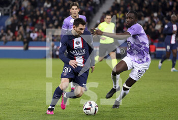 2023-02-04 - Lionel Messi of PSG, Moussa Diarra of Toulouse during the French championship Ligue 1 football match between Paris Saint-Germain (PSG) and Toulouse FC (TFC, Tefece) on February 4, 2023 at Parc des Princes stadium in Paris, France - FOOTBALL - FRENCH CHAMP - PARIS SG V TOULOUSE - FRENCH LIGUE 1 - SOCCER
