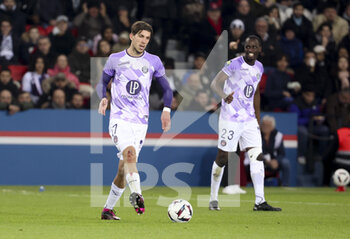 2023-02-04 - Stijn Spierings, Moussa Diarra of Toulouse during the French championship Ligue 1 football match between Paris Saint-Germain (PSG) and Toulouse FC (TFC, Tefece) on February 4, 2023 at Parc des Princes stadium in Paris, France - FOOTBALL - FRENCH CHAMP - PARIS SG V TOULOUSE - FRENCH LIGUE 1 - SOCCER