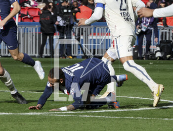 2023-02-19 - Neymar Jr of PSG gets injured on this action during the French championship Ligue 1 football match between Paris Saint-Germain and LOSC Lille on February 19, 2023 at Parc des Princes stadium in Paris, France - FOOTBALL - FRENCH CHAMP - PARIS SG V LILLE - FRENCH LIGUE 1 - SOCCER