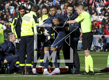 2023-02-19 - Injured, Neymar Jr of PSG is helped by Kylian Mbappe during the French championship Ligue 1 football match between Paris Saint-Germain and LOSC Lille on February 19, 2023 at Parc des Princes stadium in Paris, France - FOOTBALL - FRENCH CHAMP - PARIS SG V LILLE - FRENCH LIGUE 1 - SOCCER
