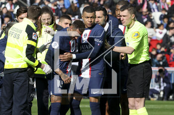 2023-02-19 - Injured, Neymar Jr of PSG is helped by Kylian Mbappe during the French championship Ligue 1 football match between Paris Saint-Germain and LOSC Lille on February 19, 2023 at Parc des Princes stadium in Paris, France - FOOTBALL - FRENCH CHAMP - PARIS SG V LILLE - FRENCH LIGUE 1 - SOCCER