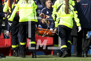 2023-02-19 - Injured, Neymar Jr of PSG leaves the pitch on a stretcher during the French championship Ligue 1 football match between Paris Saint-Germain and LOSC Lille on February 19, 2023 at Parc des Princes stadium in Paris, France - FOOTBALL - FRENCH CHAMP - PARIS SG V LILLE - FRENCH LIGUE 1 - SOCCER