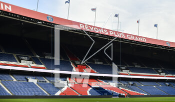 2023-02-24 - General view (overview atmosphere or ambiance illustration) with the lawn before the public training of the Paris Saint-Germain (PSG) football team on February 24, 2023 at the Parc des Princes stadium in Paris, France - FOOTBALL - TRAINING OF THE PARIS SG TEAM - FRENCH LIGUE 1 - SOCCER