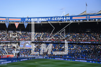 2023-02-24 - General view (overview atmosphere or ambiance illustration) with the lawn and supporters (crowd, fans) during the public training of the Paris Saint-Germain (PSG) football team on February 24, 2023 at the Parc des Princes stadium in Paris, France - FOOTBALL - TRAINING OF THE PARIS SG TEAM - FRENCH LIGUE 1 - SOCCER