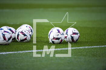 2023-02-24 - Illustration picture shows the official Ligue 1 Uber Eats KIPSTA ball during the public training of the Paris Saint-Germain (PSG) football team on February 24, 2023 at the Parc des Princes stadium in Paris, France - FOOTBALL - TRAINING OF THE PARIS SG TEAM - FRENCH LIGUE 1 - SOCCER