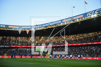 2023-02-24 - General view (overview atmosphere or ambiance illustration) with the lawn and supporters (crowd, fans) during the public training of the Paris Saint-Germain (PSG) football team on February 24, 2023 at the Parc des Princes stadium in Paris, France - FOOTBALL - TRAINING OF THE PARIS SG TEAM - FRENCH LIGUE 1 - SOCCER