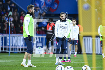 2023-02-24 - Marco Verratti and players (group) during the public training of the Paris Saint-Germain (PSG) football team on February 24, 2023 at the Parc des Princes stadium in Paris, France - FOOTBALL - TRAINING OF THE PARIS SG TEAM - FRENCH LIGUE 1 - SOCCER