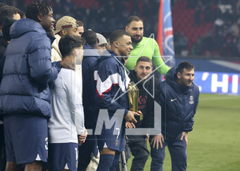2023-03-05 - Kylian Mbappe of PSG poses with PSG goalkeeper Gianluigi Donnarumma, Marco Verratti, Lionel Messi and teammates after receiving a trophy celebrating his 201st goal for PSG, becoming the club's top scorer, during a ceremony following the French championship Ligue 1 football match between Paris Saint-Germain (PSG) and FC Nantes (FCN) on March 4, 2023 at Parc des Princes stadium in Paris, France - FOOTBALL - FRENCH CHAMP - PARIS SG V NANTES - FRENCH LIGUE 1 - SOCCER