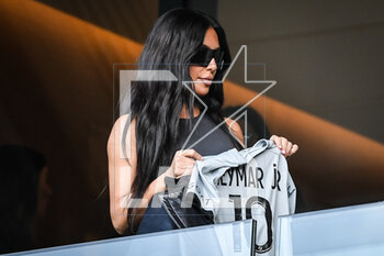 2023-03-19 - Kimberly Noel KARDASHIAN (Kim) with the jersey of NEYMAR JR of PSG during the French championship Ligue 1 football match between Paris Saint-Germain and Stade Rennais (Rennes) on March 19, 2023 at Parc des Princes stadium in Paris, France - FOOTBALL - FRENCH CHAMP - PARIS SG V RENNES - FRENCH LIGUE 1 - SOCCER