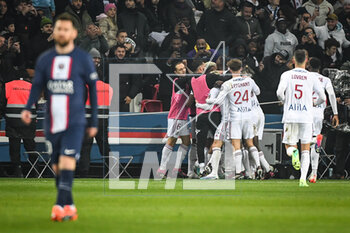 2023-04-02 - Bradley BARCOLA of Lyon celebrate his goal with teammates and Lionel (Leo) MESSI of PSG looks dejected during the French championship Ligue 1 football match between Paris Saint-Germain and Olympique Lyonnais (Lyon) on April 2, 2023 at Parc des Princes stadium in Paris, France - FOOTBALL - FRENCH CHAMP - PARIS SG V LYON - FRENCH LIGUE 1 - SOCCER