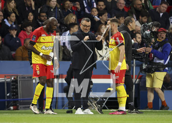 2023-04-15 - Coach of RC Lens Franck Haise talks to Seko Fofana and Jonathan Gradit of Lens during the French championship Ligue 1 football match between Paris Saint-Germain (PSG) and RC Lens on April 15, 2023 at Parc des Princes stadium in Paris, France - FOOTBALL - FRENCH CHAMP - PARIS SG V LENS - FRENCH LIGUE 1 - SOCCER