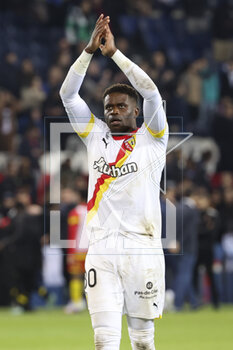 2023-04-15 - Lens goalkeeper Brice Samba salutes the supporters following the French championship Ligue 1 football match between Paris Saint-Germain (PSG) and RC Lens on April 15, 2023 at Parc des Princes stadium in Paris, France - FOOTBALL - FRENCH CHAMP - PARIS SG V LENS - FRENCH LIGUE 1 - SOCCER