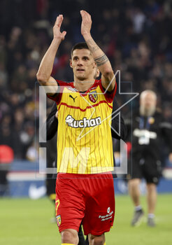 2023-04-15 - Florian Sotoca of Lens salutes the supporters following the French championship Ligue 1 football match between Paris Saint-Germain (PSG) and RC Lens on April 15, 2023 at Parc des Princes stadium in Paris, France - FOOTBALL - FRENCH CHAMP - PARIS SG V LENS - FRENCH LIGUE 1 - SOCCER