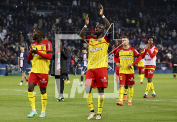 2023-04-15 - Seko Fofana of Lens and teammates salute the supporters following the French championship Ligue 1 football match between Paris Saint-Germain (PSG) and RC Lens on April 15, 2023 at Parc des Princes stadium in Paris, France - FOOTBALL - FRENCH CHAMP - PARIS SG V LENS - FRENCH LIGUE 1 - SOCCER