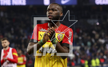 2023-04-15 - Jean Onana of Lens salutes the supporters following the French championship Ligue 1 football match between Paris Saint-Germain (PSG) and RC Lens on April 15, 2023 at Parc des Princes stadium in Paris, France - FOOTBALL - FRENCH CHAMP - PARIS SG V LENS - FRENCH LIGUE 1 - SOCCER