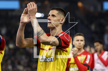 2023-04-15 - Florian Sotoca of Lens salutes the supporters following the French championship Ligue 1 football match between Paris Saint-Germain (PSG) and RC Lens on April 15, 2023 at Parc des Princes stadium in Paris, France - FOOTBALL - FRENCH CHAMP - PARIS SG V LENS - FRENCH LIGUE 1 - SOCCER