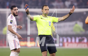2023-04-23 - Referee Jerome Brisard during the French championship Ligue 1 football match between Olympique Lyonnais (Lyon) and Olympique de Marseille on April 23, 2023 at Groupama stadium in Decines-Charpieu near Lyon, France - FOOTBALL - FRENCH CHAMP - LYON V MARSEILLE - FRENCH LIGUE 1 - SOCCER
