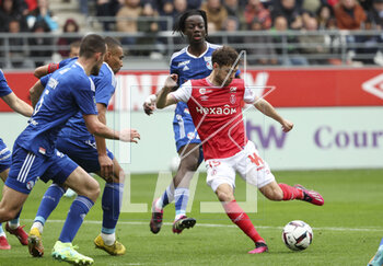 2023-04-23 - Mitchell Van Bergen of Reims, Ismael Doukoure of Strasbourg during the French championship Ligue 1 football match between Stade de Reims and RC Strasbourg on April 23, 2023 at Stade Auguste Delaune in Reims, France - FOOTBALL - FRENCH CHAMP - REIMS V STRASBOURG - FRENCH LIGUE 1 - SOCCER