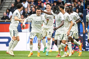 2023-04-30 - Enzo LE FEE of Lorient celebrate his goal with teammates during the French championship Ligue 1 football match between Paris Saint-Germain and FC Lorient on April 30, 2023 at Parc des Princes stadium in Paris, France - FOOTBALL - FRENCH CHAMP - PARIS SG V LORIENT - FRENCH LIGUE 1 - SOCCER