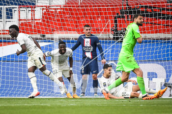 2023-04-30 - Bamba DIENG of Lorient celebrate his goal with teammates during the French championship Ligue 1 football match between Paris Saint-Germain and FC Lorient on April 30, 2023 at Parc des Princes stadium in Paris, France - FOOTBALL - FRENCH CHAMP - PARIS SG V LORIENT - FRENCH LIGUE 1 - SOCCER