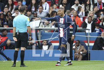 2023-04-30 - Kylian Mbappe of PSG, left referee Jerome Brisard during the French championship Ligue 1 football match between Paris Saint-Germain and FC Lorient on April 30, 2023 at Parc des Princes stadium in Paris, France - FOOTBALL - FRENCH CHAMP - PARIS SG V LORIENT - FRENCH LIGUE 1 - SOCCER