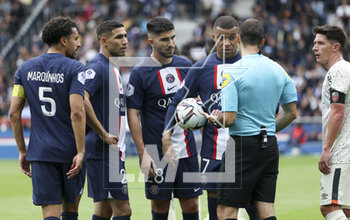 2023-04-30 - Marquinhos, Achraf Hakimi, Carlos Soler, Kylian Mbappe of PSG argue with referee Jerome Brisard during the French championship Ligue 1 football match between Paris Saint-Germain and FC Lorient on April 30, 2023 at Parc des Princes stadium in Paris, France - FOOTBALL - FRENCH CHAMP - PARIS SG V LORIENT - FRENCH LIGUE 1 - SOCCER
