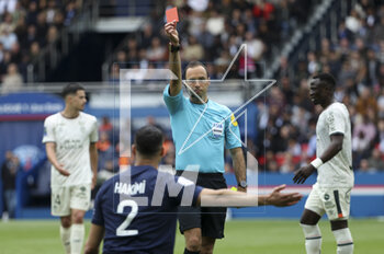 2023-04-30 - Achraf Hakimi of PSG receives a red card from referee Jerome Brisard during the French championship Ligue 1 football match between Paris Saint-Germain and FC Lorient on April 30, 2023 at Parc des Princes stadium in Paris, France - FOOTBALL - FRENCH CHAMP - PARIS SG V LORIENT - FRENCH LIGUE 1 - SOCCER