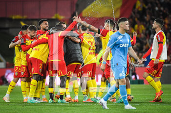 2023-05-06 - Team of Lens celebrates the victory and Vitor OLIVEIRA (Vitinha) of Marseille looks dejected during the French championship Ligue 1 football match between RC Lens and Olympique de Marseille on May 6, 2023 at Bollaert-Delelis stadium in Lens, France - FOOTBALL - FRENCH CHAMP - LENS V MARSEILLE - FRENCH LIGUE 1 - SOCCER