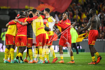 2023-05-06 - Team of Lens celebrates the victory during the French championship Ligue 1 football match between RC Lens and Olympique de Marseille on May 6, 2023 at Bollaert-Delelis stadium in Lens, France - FOOTBALL - FRENCH CHAMP - LENS V MARSEILLE - FRENCH LIGUE 1 - SOCCER