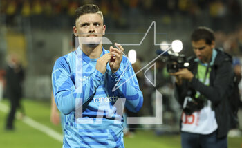 2023-05-06 - Vitinha aka Vitor Oliveira of Marseille salutes the supporters following the French championship Ligue 1 football match between RC Lens (RCL) and Olympique de Marseille (OM) on May 6, 2023 at Stade Bollaert-Delelis in Lens, France - FOOTBALL - FRENCH CHAMP - LENS V MARSEILLE - FRENCH LIGUE 1 - SOCCER