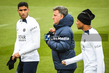 2023-05-12 - Achraf HAKIMI of PSG, Christophe GALTIER of PSG and Kylian MBAPPE of PSG during the training of the Paris Saint-Germain team on May 12, 2023 at Camp des Loges in Saint-Germain-en-Laye near Paris, France - FOOTBALL - TRAINING OF THE PARIS SG TEAM - FRENCH LIGUE 1 - SOCCER