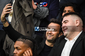 2023-05-13 - Cyril LIGNAC takes a selfie with a friend during the French championship Ligue 1 football match between Paris Saint-Germain and AC Ajaccio on May 13, 2023 at Parc des Princes stadium in Paris, France - FOOTBALL - FRENCH CHAMP - PARIS SG V AJACCIO - FRENCH LIGUE 1 - SOCCER