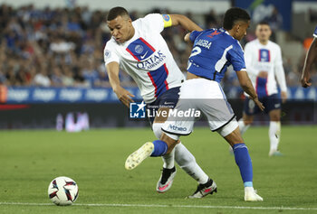 2023-05-27 - Kylian Mbappe of PSG, Colin Dagba of Strasbourg during the French championship Ligue 1 Uber Eats football match between RC Strasbourg Alsace (RCSA) and Paris Saint-Germain (PSG) on May 27, 2023 at Stade de La Meinau in Strasbourg, France - FOOTBALL - FRENCH CHAMP - STRASBOURG V PARIS SG - FRENCH LIGUE 1 - SOCCER