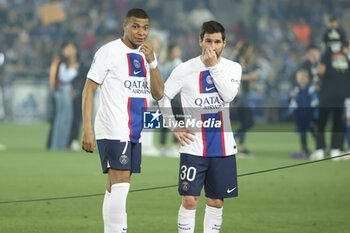 2023-05-27 - Kylian Mbappe, Lionel Messi of PSG look on after the winning the French Championship 2023 following the French championship Ligue 1 Uber Eats football match between RC Strasbourg Alsace (RCSA) and Paris Saint-Germain (PSG) on May 27, 2023 at Stade de La Meinau in Strasbourg, France - FOOTBALL - FRENCH CHAMP - STRASBOURG V PARIS SG - FRENCH LIGUE 1 - SOCCER