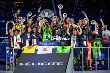2023-06-03 - Paris Saint-Germain players celebrate first place in the 2022-23 French Ligue 1 championship with the trophy during the French championship Ligue 1 football match between Paris Saint-Germain and Clermont Foot 63 on June 3, 2023 at Parc des Princes stadium in Paris, France - FOOTBALL - FRENCH CHAMP - PARIS SG V CLERMONT - FRENCH LIGUE 1 - SOCCER