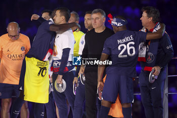 2023-06-03 - Coach of PSG Christophe Galtier (right) and his players during the Ligue 1 trophy ceremony following the French championship Ligue 1 football match between Paris Saint-Germain (PSG) and Clermont Foot 63 on June 3, 2023 at Parc des Princes stadium in Paris, France - FOOTBALL - FRENCH CHAMP - PARIS SG V CLERMONT - FRENCH LIGUE 1 - SOCCER